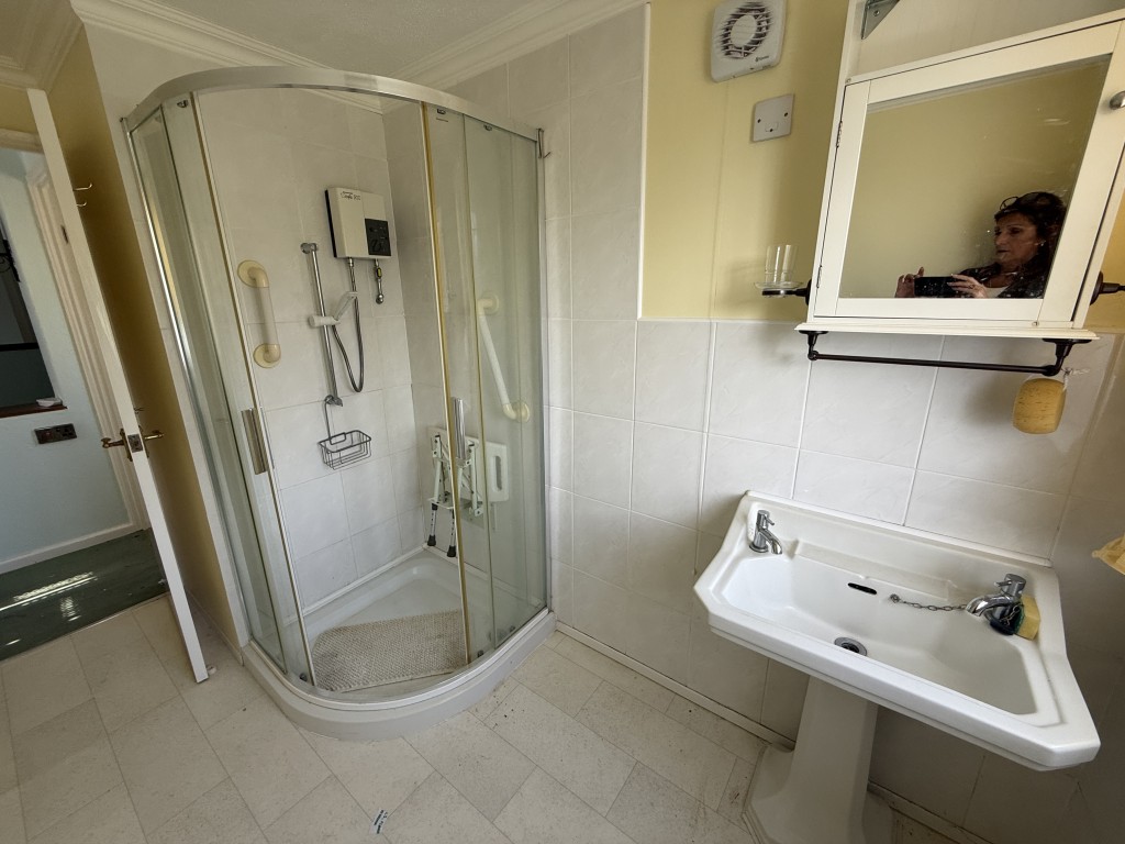 Lot: 109 - DETACHED COTTAGE IN VILLAGE LOCATION FOR UPDATING - Shower room